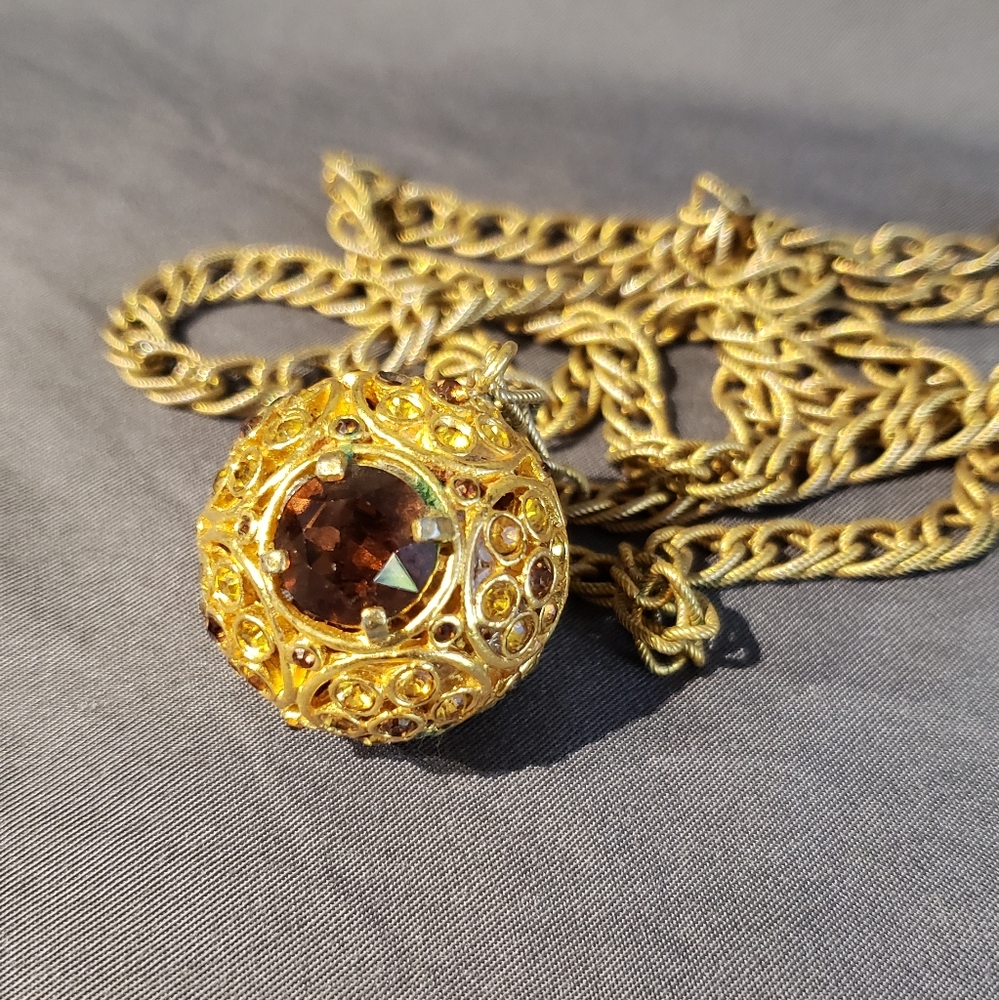 Pendant statement necklace
